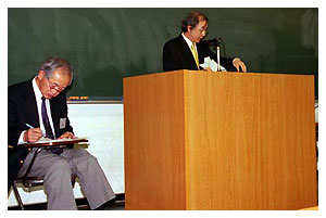 (棚瀬孝雄理事長)