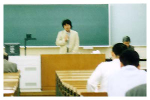 市野川容孝氏